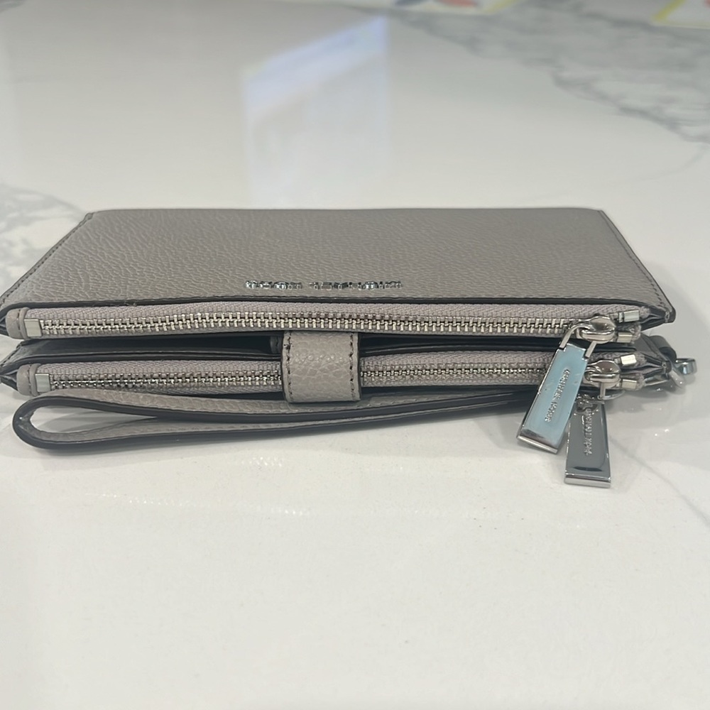 Cute. Michael Kors WRISTLET. - Picture 4 of 12